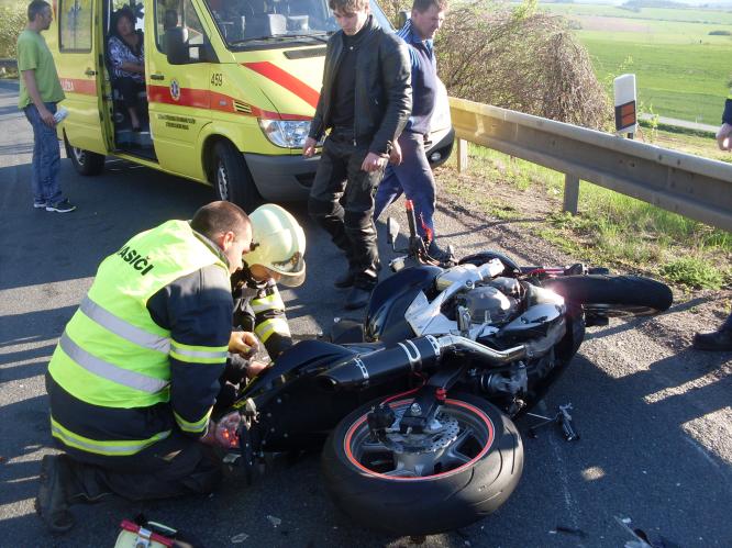 K nehodě motorkáře a osobního vozidla do Podhořan vyjížděly dvě jednotky hasičů