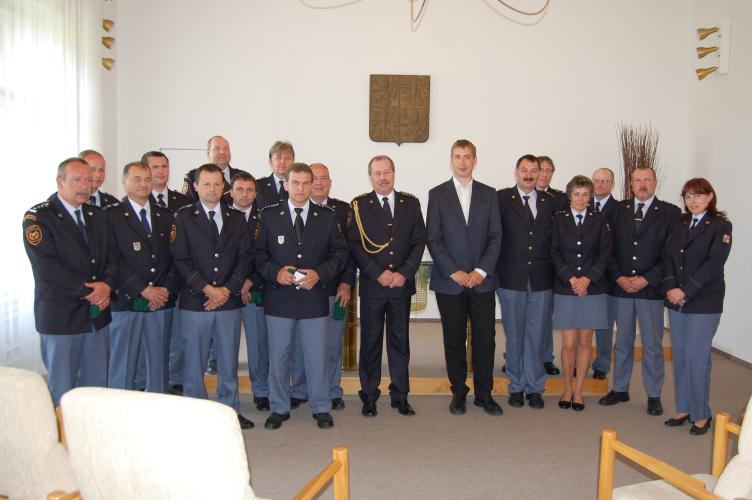 Ocenění profesionální hasiči se starostou města Svitav a krajským ředitelem hasičů (uprostřed)