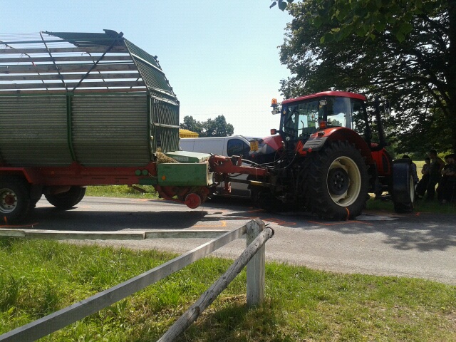 Páteční nehoda dodávky a traktoru v Kladrubech nad Labem