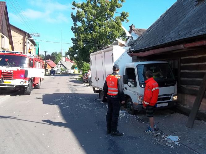 V Žamberku skončilo nákladní vozidlo v rodinném domě