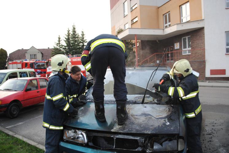 Technická závada způsobila požár auta ve Skutči