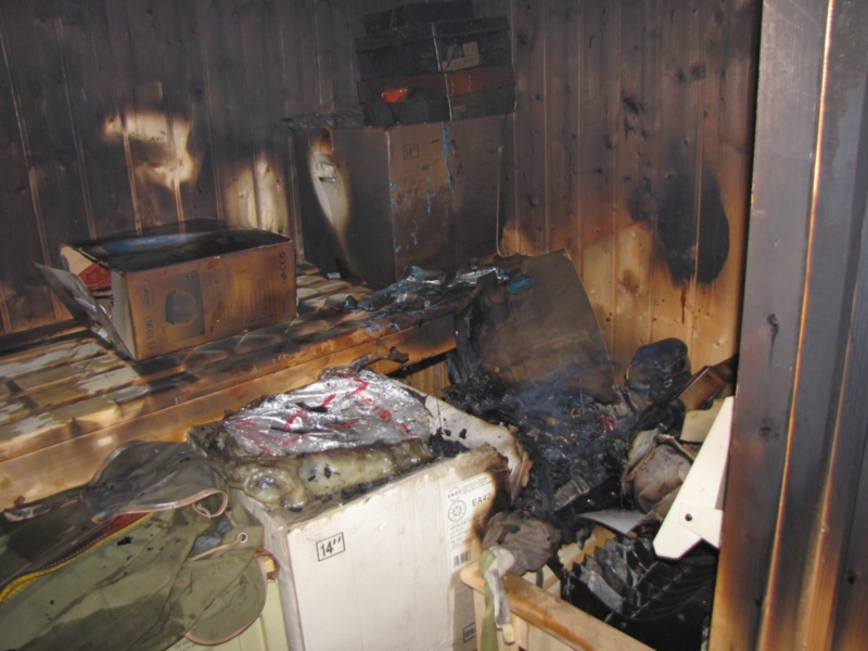 Pohled do vyhořelé saunovací místnosti v rodinném domě