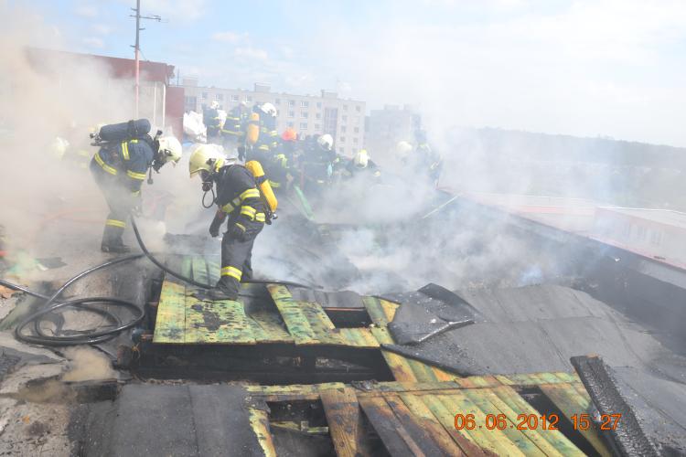 Střechu museli hasiči postupně celou rozebrat. Byl to velmi náročný zásah