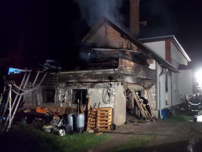 Plameny ve Verměřovicích zničily garáž s přístřeškem