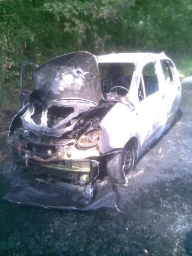 U Přelovic plameny automobil zcela zničily. Foto: JSDH Přelovice