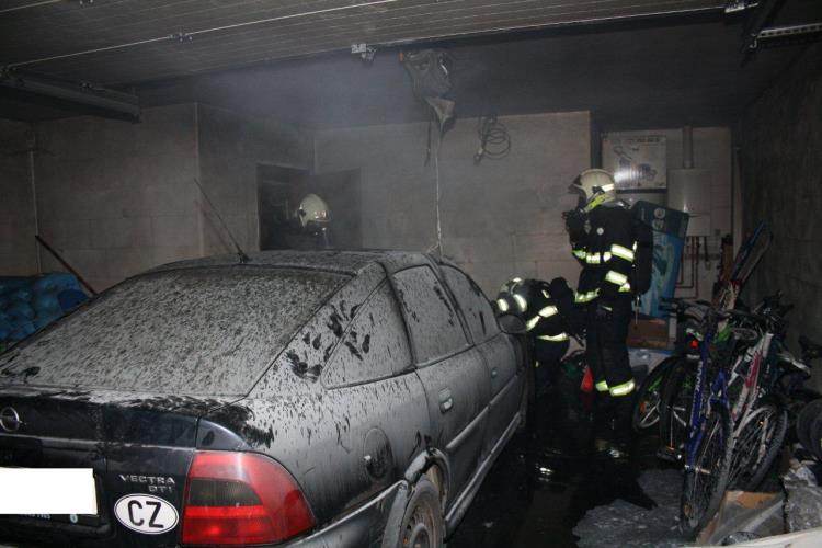 Požár v garáži Brňany 1.jpg