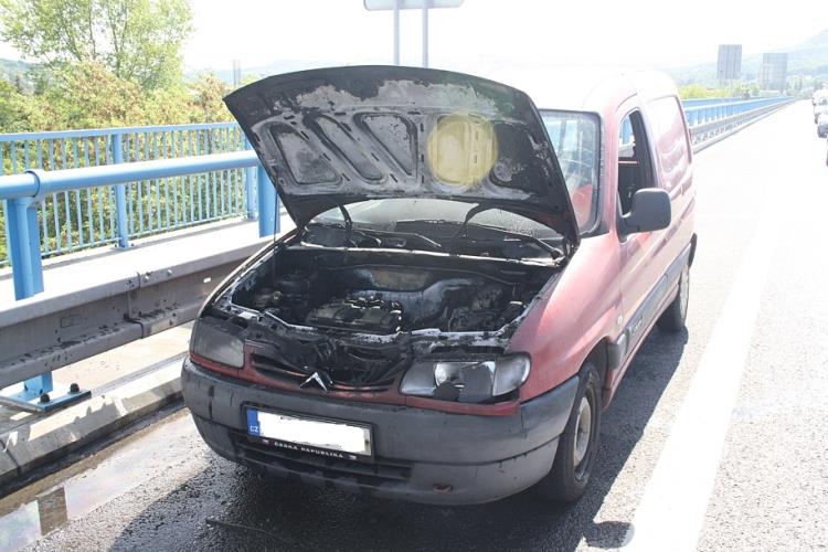 Požár osobního auta Děčín.JPG