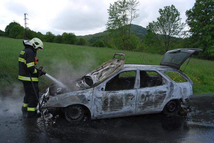 Požár osobního auta Kojetice.JPG