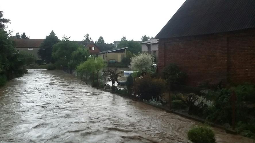 V Kunčině se rozvodnil potok