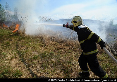 iIustrační foto - likvidace požáru travního porostu, duben 2014