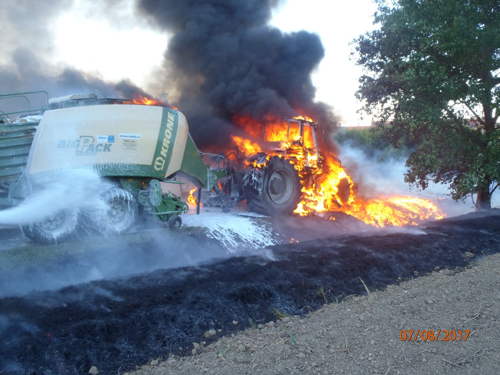 7.8.2017 (TC 18.21) požár traktoru a lisu na balíky, Pozorka (1).JPG
