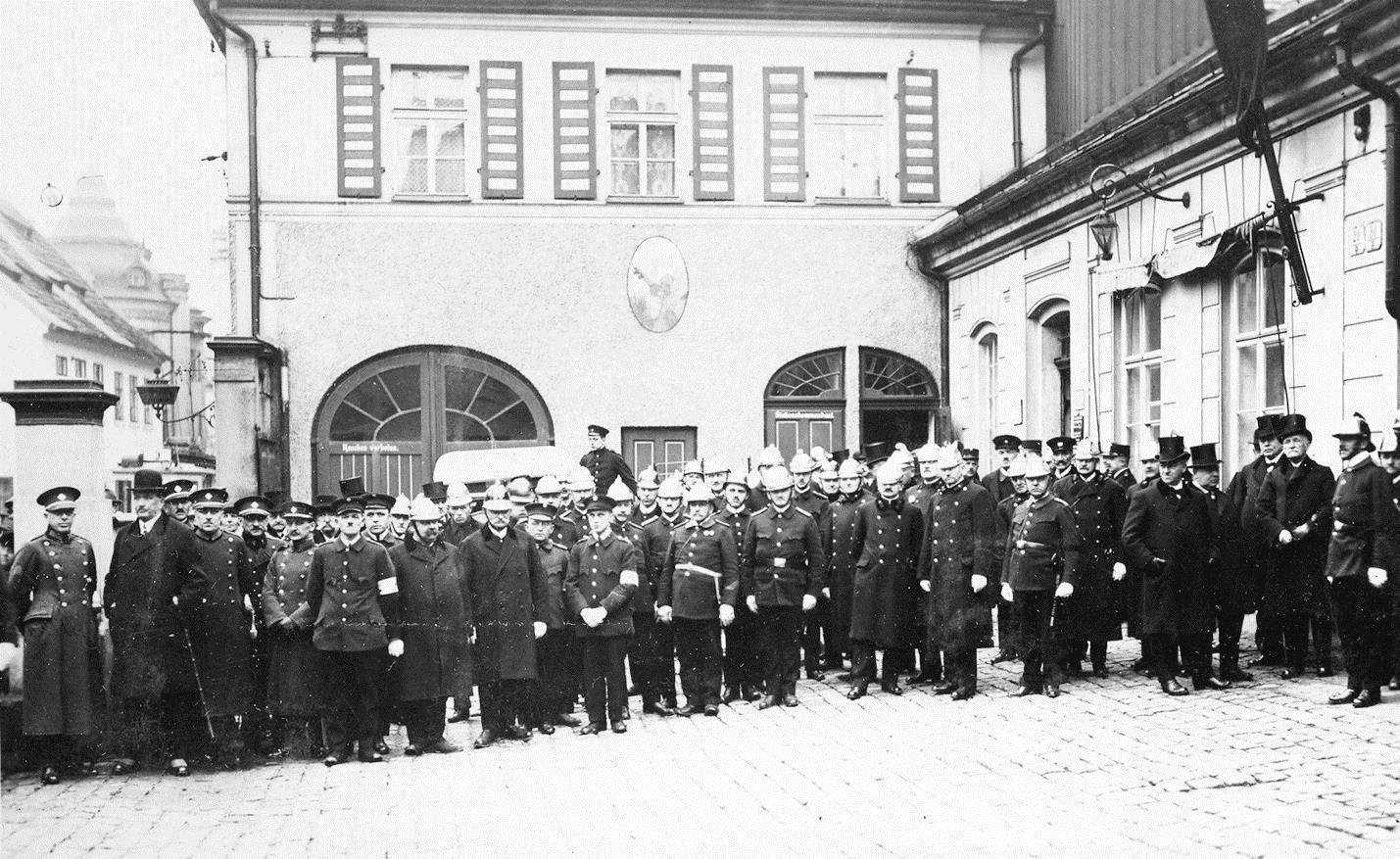 Skupinová fotografie hasičského sboru v Liberci v nádvorní části budovy hasičské zbrojnice v Barvířské ulici ve třicátých letech 20. století