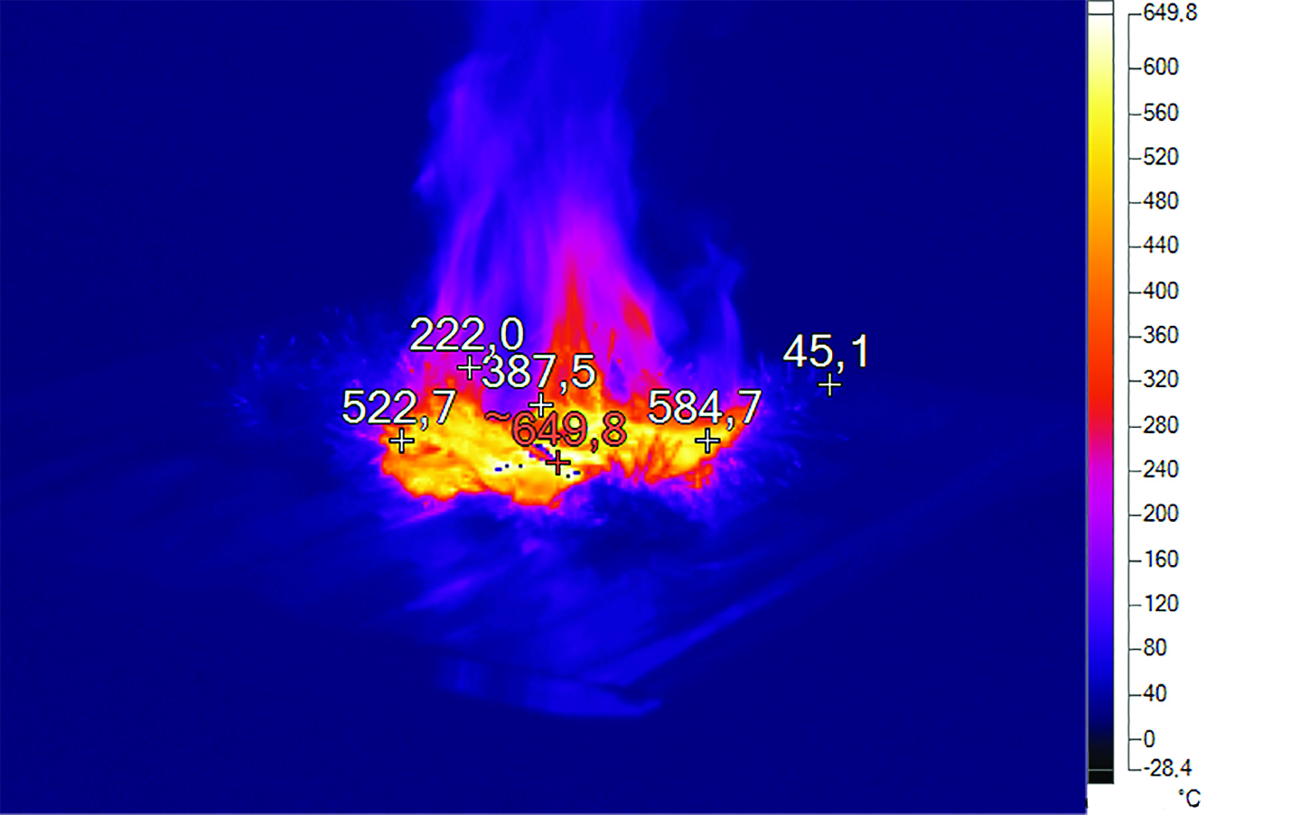 Termografický snímek hořícího vánočního řetězu po položení hořící prskavky [zdroj: vlastní]