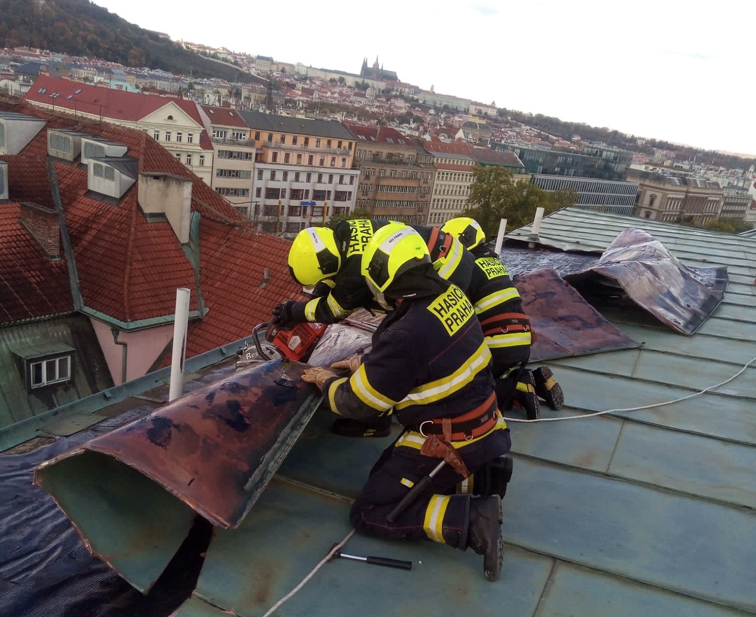 PHA_hasiči opravují střechu zničenou silným větrem.jpg