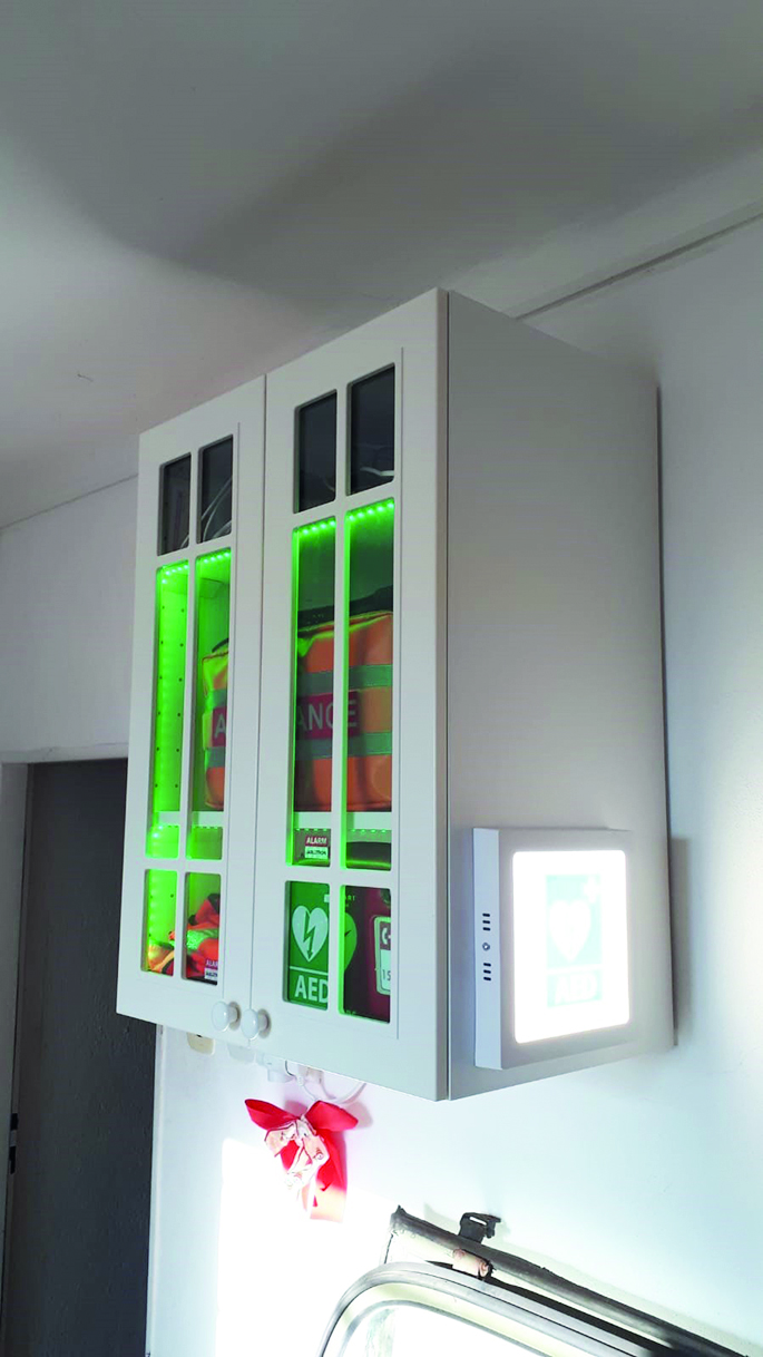 Obr. 3 V případě dělení kódu k otevření dveří se skříňka s defibrilátorem rozbliká zeleným světlem. Skříňka je umístěna na pravé stěně zbrojnice z pohledu od vchodu. Nalezení defibrilátoru by mělabýt otázka vteřin.