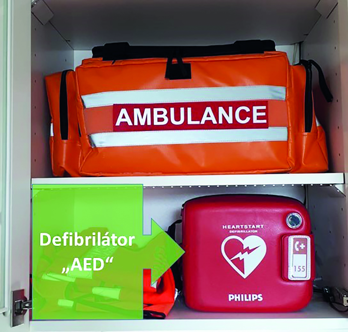 Obr. 4 Umístění defibrilátoru a zdravotnické tašky ve skříňce