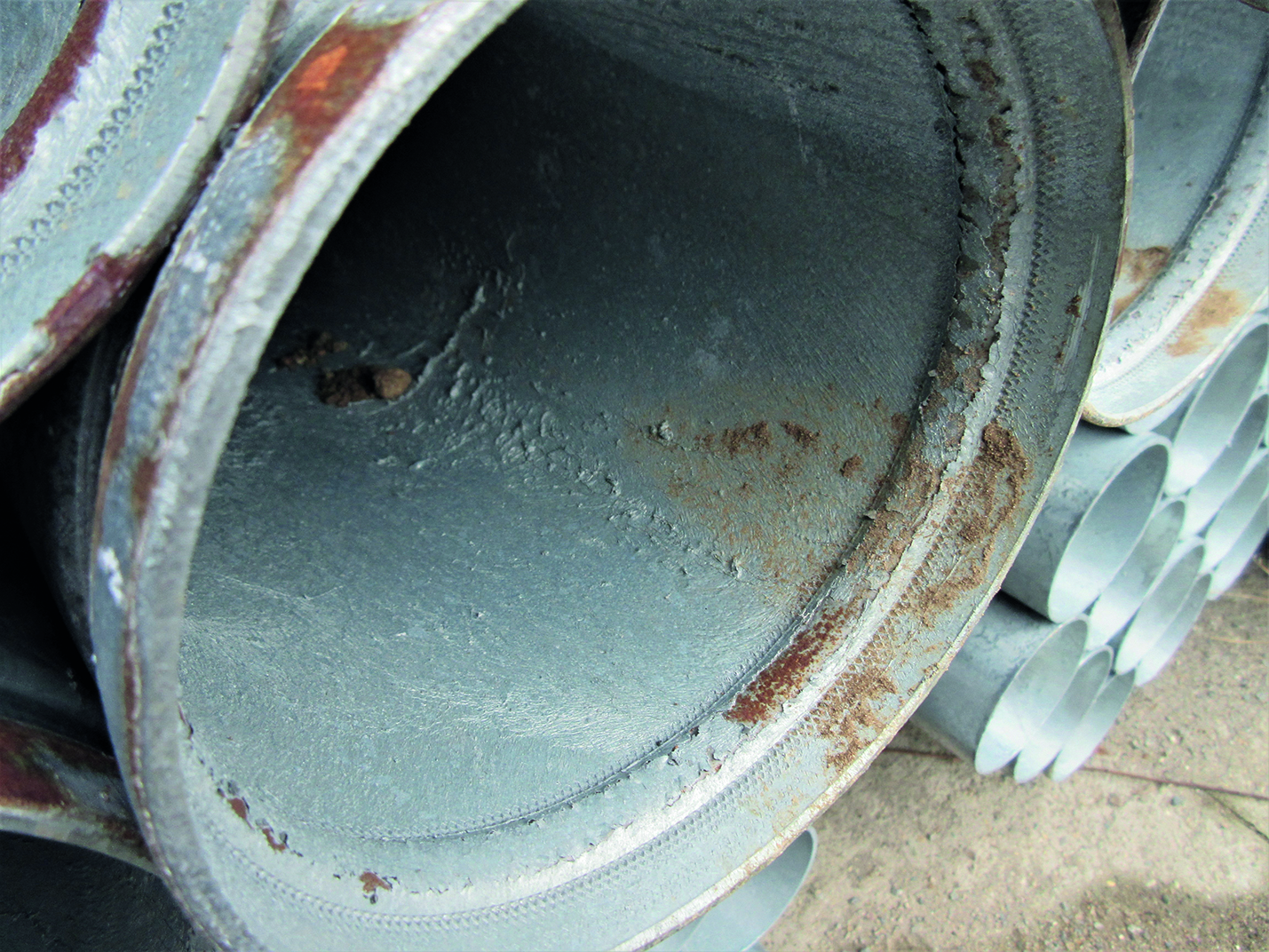 Obr. 7 Příklad pozinkovaného potrubí se začínající korozí v místě drážky pro mechanickou spojku
