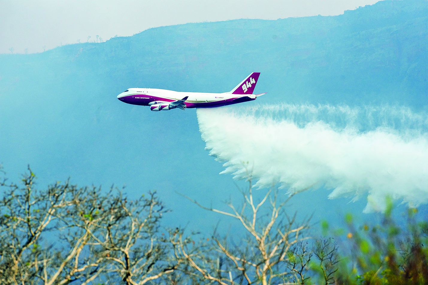Požáry v Řecku - Super Tanker Boeing 747-400 s náběrem 72 tisíc l vody. Zdroj STR