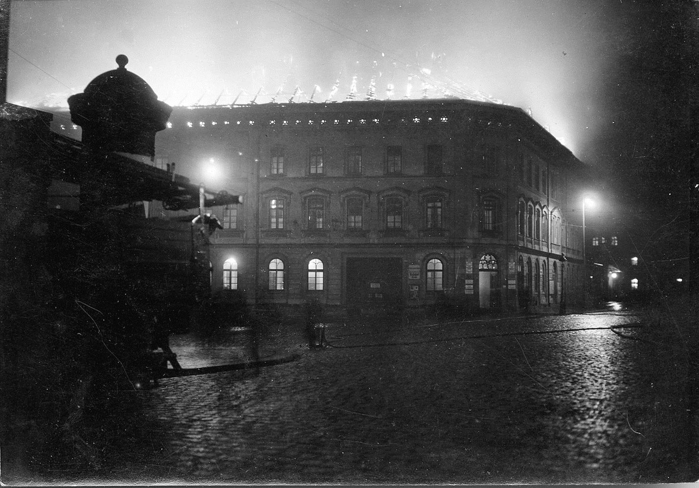 Fotografie požáru budovy liberckého celního úřadu v roce 1931