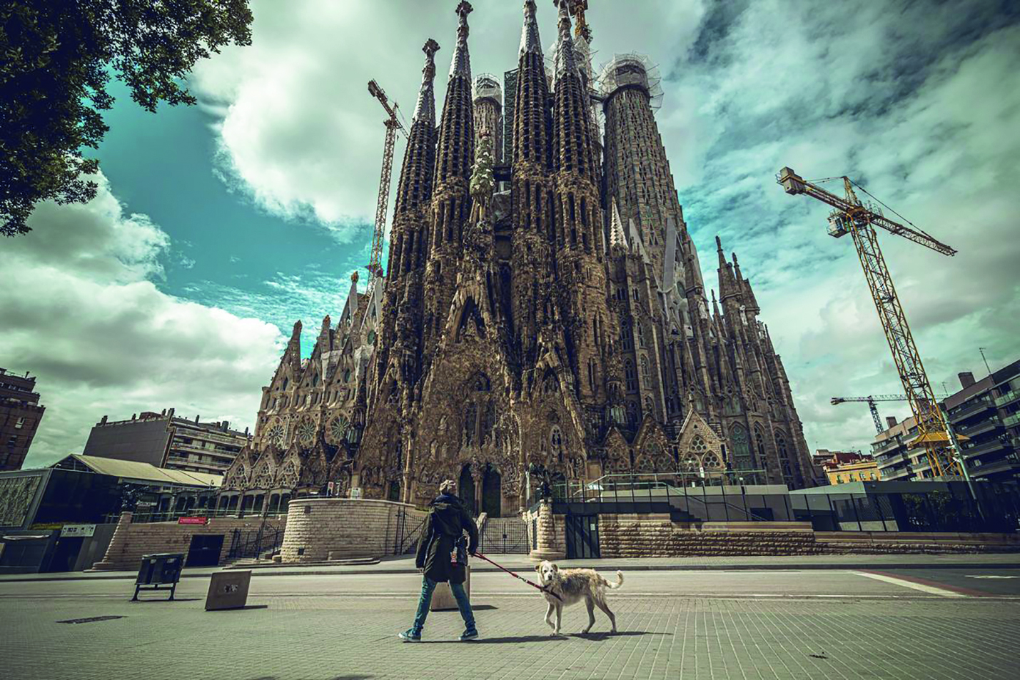 Španěl se psem před kostelem Sagrada Familia v Barceloně (zdroj: Profimedia.cz)