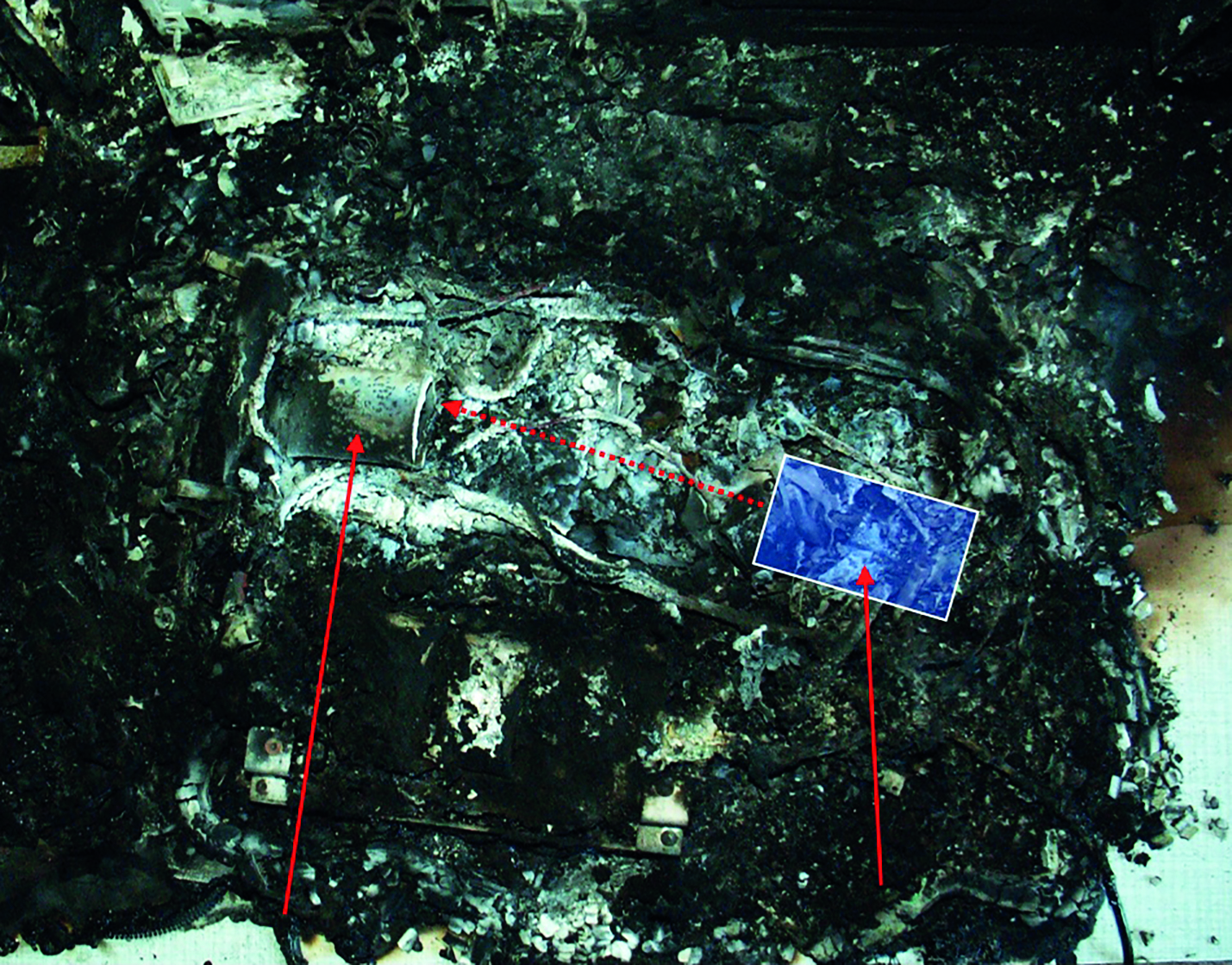 Obr. 3 Ohnisko požáru s naznačením původní půzice Li-Ion akumulátoru