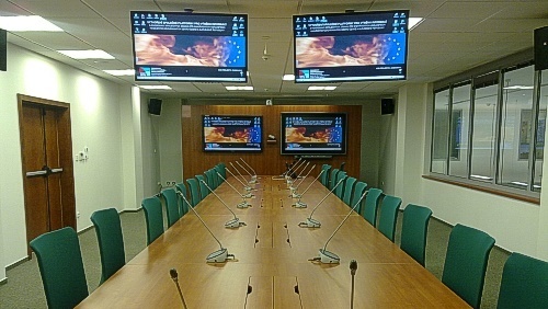 Místnost s projektory a videokonferenční jednotkou.jpg