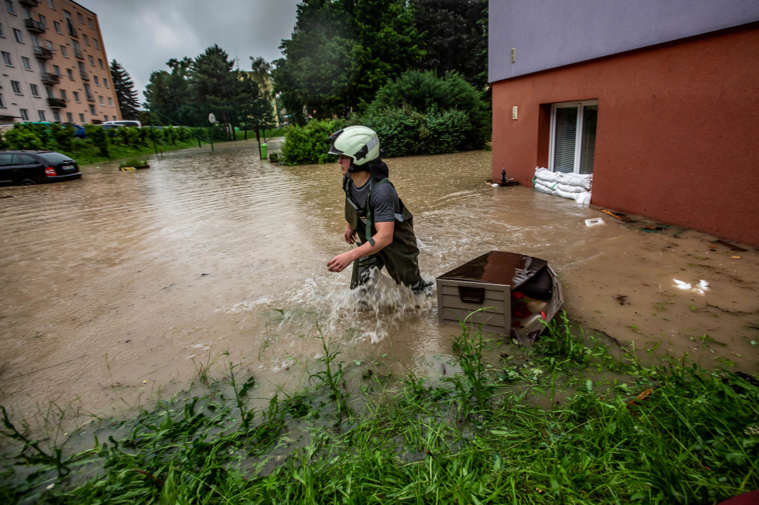 O rozmarech počasí už řeč byla, v letošním roce nás potrápila i velká voda. Fotografie zachycuje povodně, které zasáhly v červnu Rychnovsko. Mimo náš rajón jsme pomáhali také při odstraňování následků povodní v Pardubickém kraji. Dobrovolné jednotky z Hradce Králové pak byly nasazeny mimo Pardubický kraj i v kraji Olomouckém. 