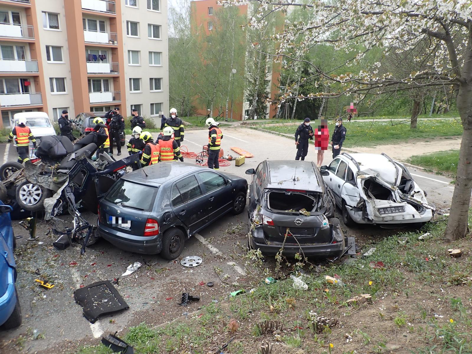 ZLK_DN ve Zlíně, ktde řidič sjel z komunikace a naboural několik aut na parkovišti_pohled na nabourané vozy.jpg