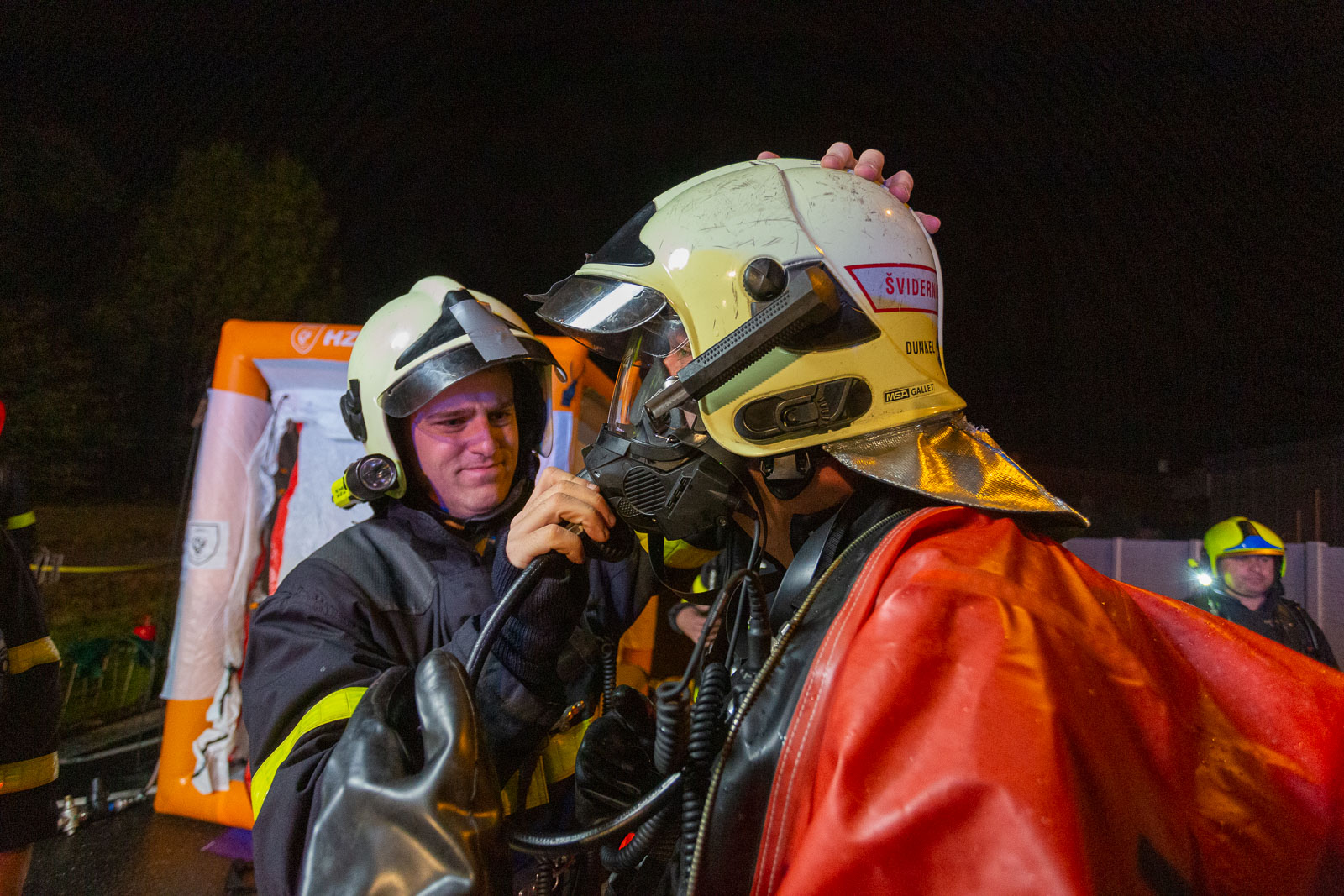MSK_Chemická havárie, hasiči v ochranném oděvu se chystají k utěsnění trhlin v havarované cisterně s kyselinou.jpg
