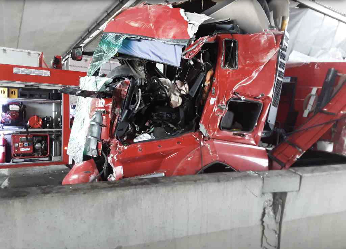 Nehoda nákladní vozidlo D35, Velký Týnec - vyproštění zraněného řidiče
