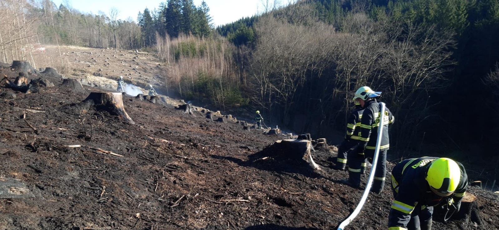 Středočeští hasiči měli plné ruce práce s požárem lesní hrabanky o ploše 100x50 m v Mokřanech