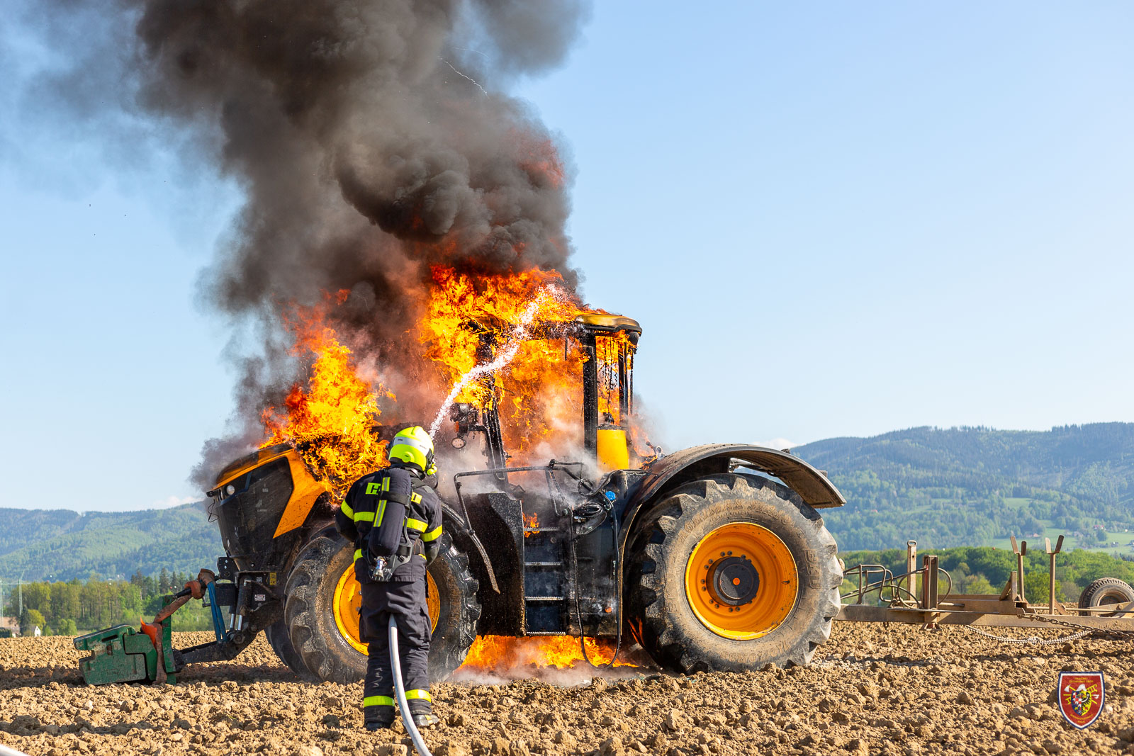 MSK_Požár traktoru na poli_hořící stroj.jpg