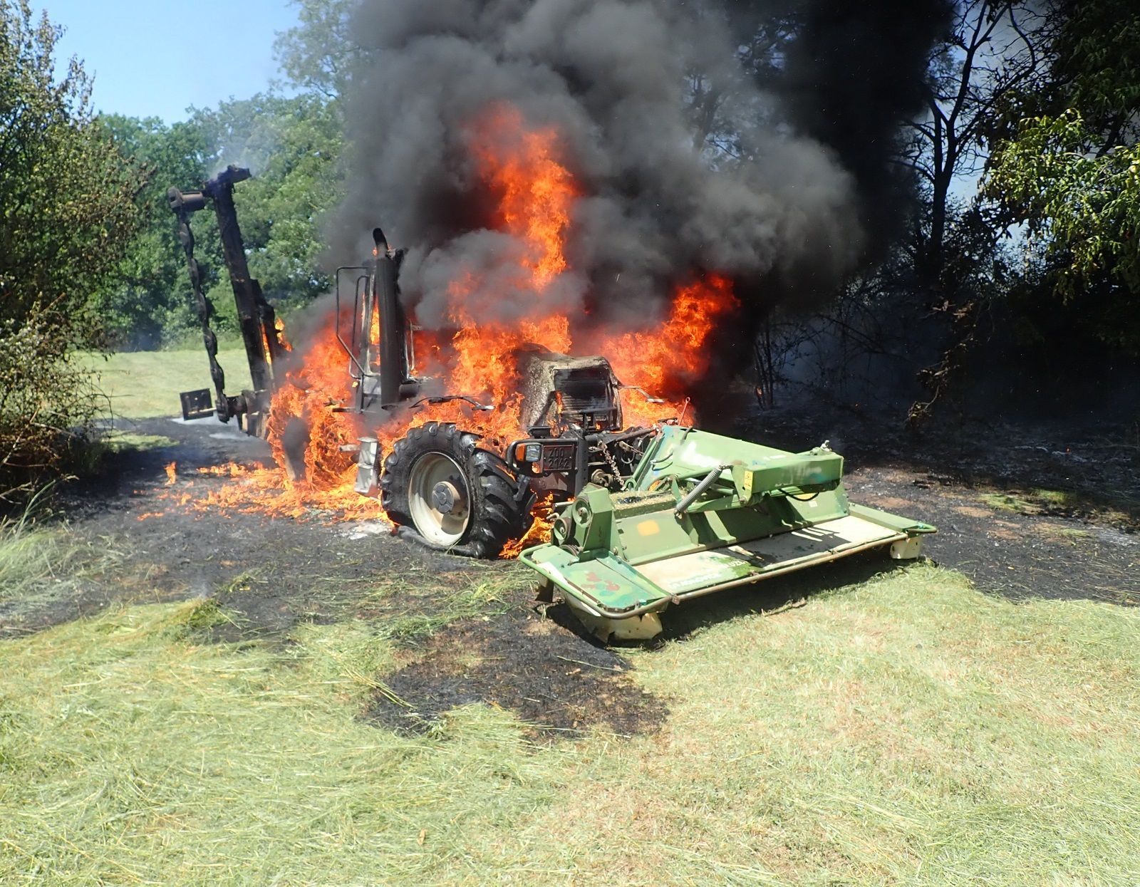 Pohled na hořící traktor