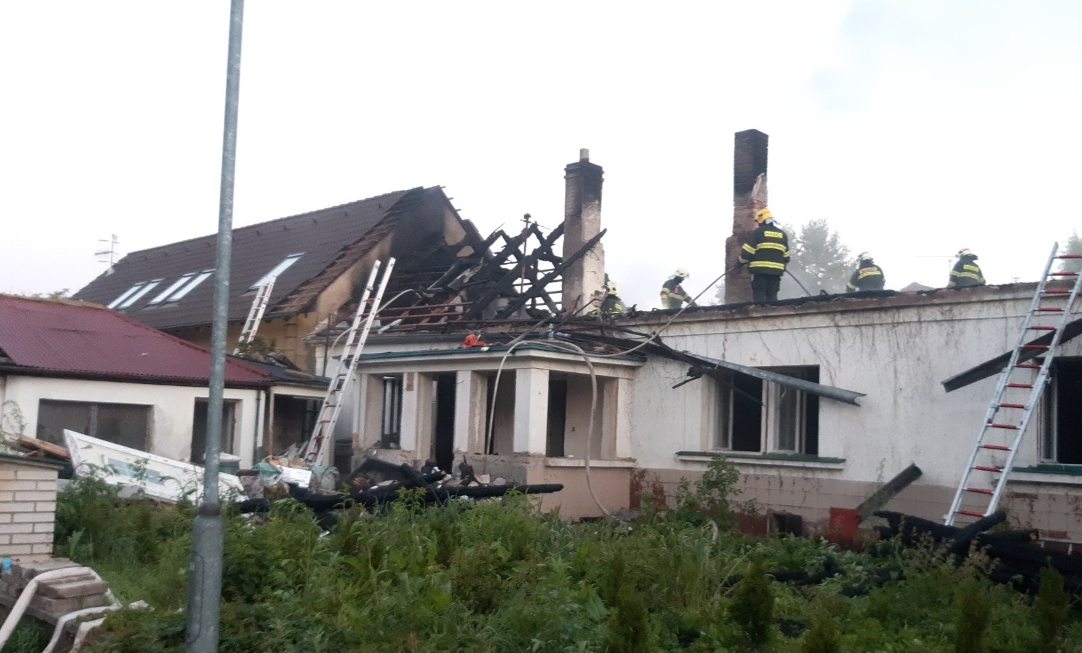SČK_Požár RD v Šestajovicích_hasiči dohašují skrytá ohniska na střeše.jpg