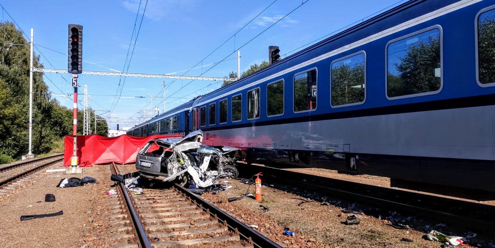 JČK_DN_následky střetu vlaku a osobního vozidla ve Velešíně_do textu.jpg