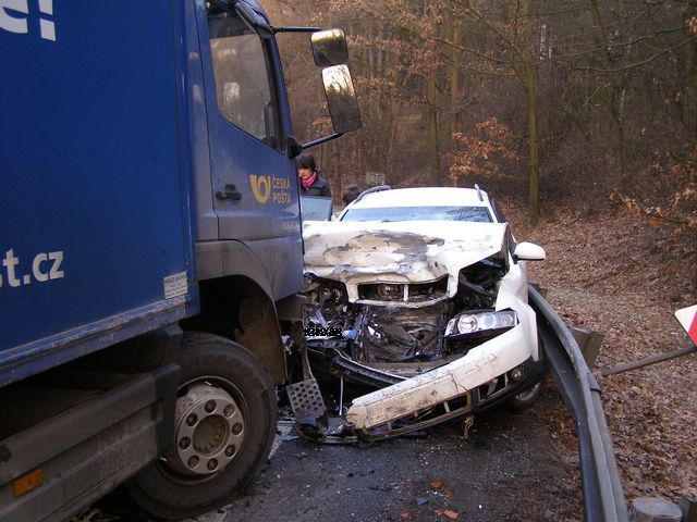 nehoda osobního auta a kamionu