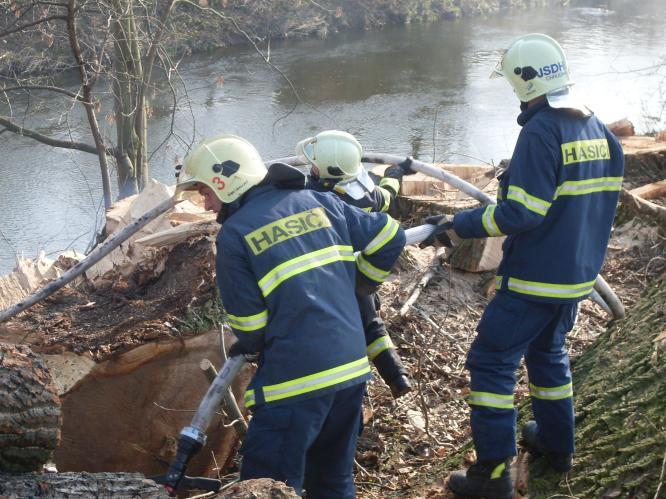 Požár pokácených stromů likvidovaly dvě hasičské jednotky