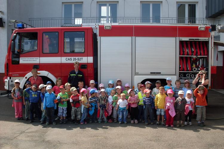 Děti z mateřské školy si návštěvu hasičské stanice v Seči pěkně užívaly