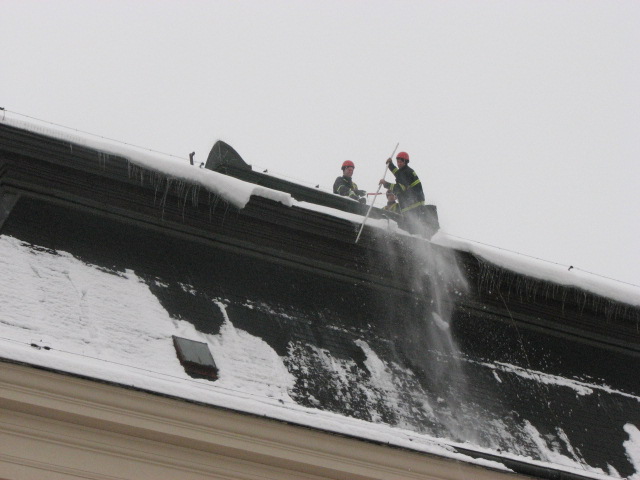 Odstraňování sněhu ze střechy