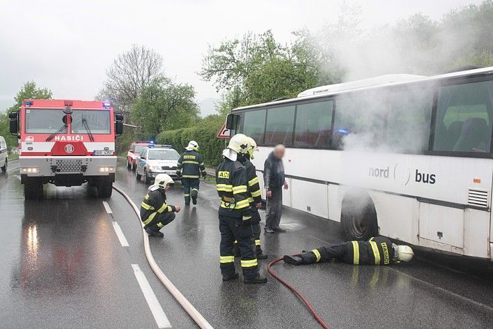 požár autobusu Děčín 1.JPG