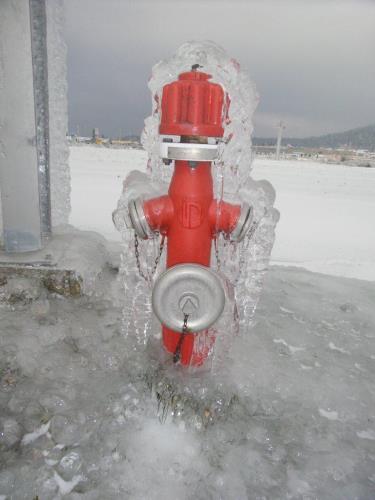 Nadzemní hydrant v mrazem zasažené Postojně