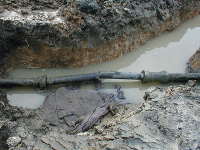 Obr. 2 Ukázka příčiny sekundární kontaminace pitné vody při haváriích potrubí 