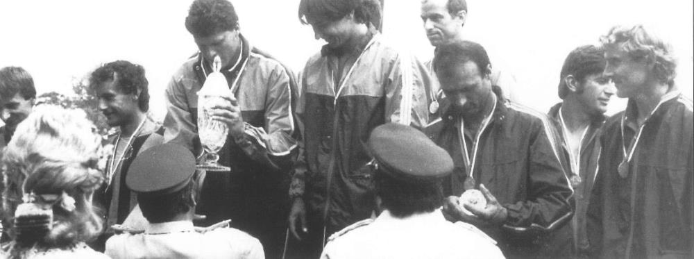 4 Zdeněk Ficenec přebírá pohár pro nejrychlejší štafetu 1987.jpeg