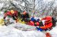KHK_hasiči lezci při kurzu bezpečného pohybu a záchrany osob v zimním nepřístupném terénu v Krkonoších_3 hasiči ukládají zraněného na nosítka
