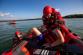 LIK_společné cvičení policistů, hasičů a vodních záchranářů na přehradě Rozkoš_záchranáři vytahují topící se dítě z vody na člun