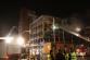 0.6_ZLK_požár Svit Zlín_pohled na hořící budovu a hasiče na plošinách hasící hořící budovu