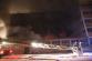 4_ZLK_požár Svit Zlín_pohled na hořící budovu a hasiče na plošině
