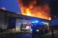 30_KHK_Požár Mileta_hasičské cisterny před hořící halou textilky_2