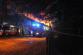 31_KHK_Požár Mileta_hasičské cisterny před hořící halou textilky