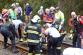 43_KVK_železniční nehoda Pernink _složky IZS společně ošetřují na kolejích zraněné